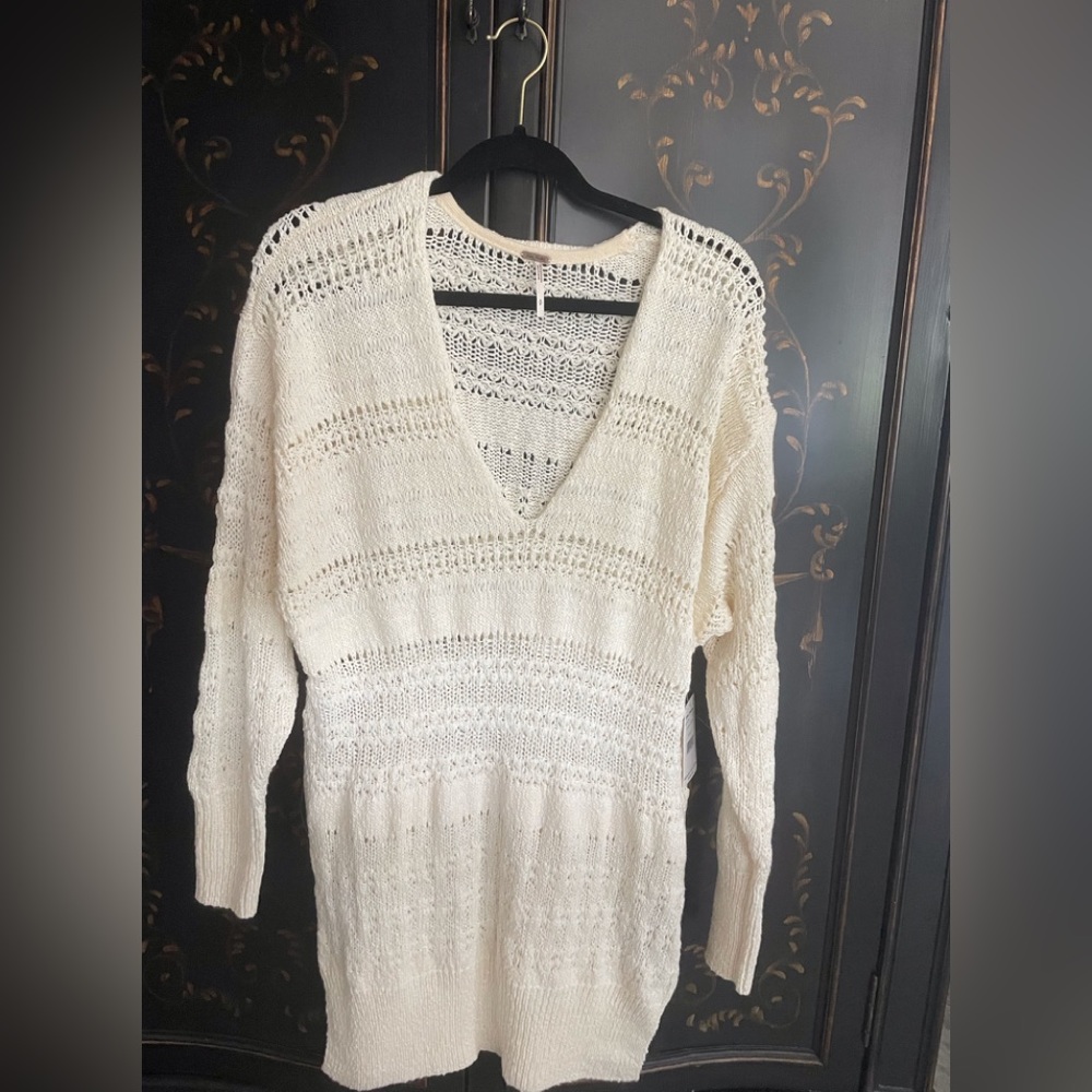 Free people cream colored V-neck sweater